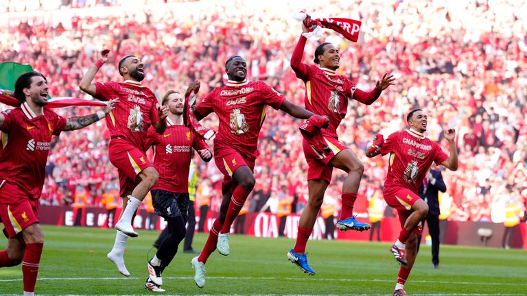 Liverpoolin erikoispelipaita "20 kruunulle" on puettu päälle